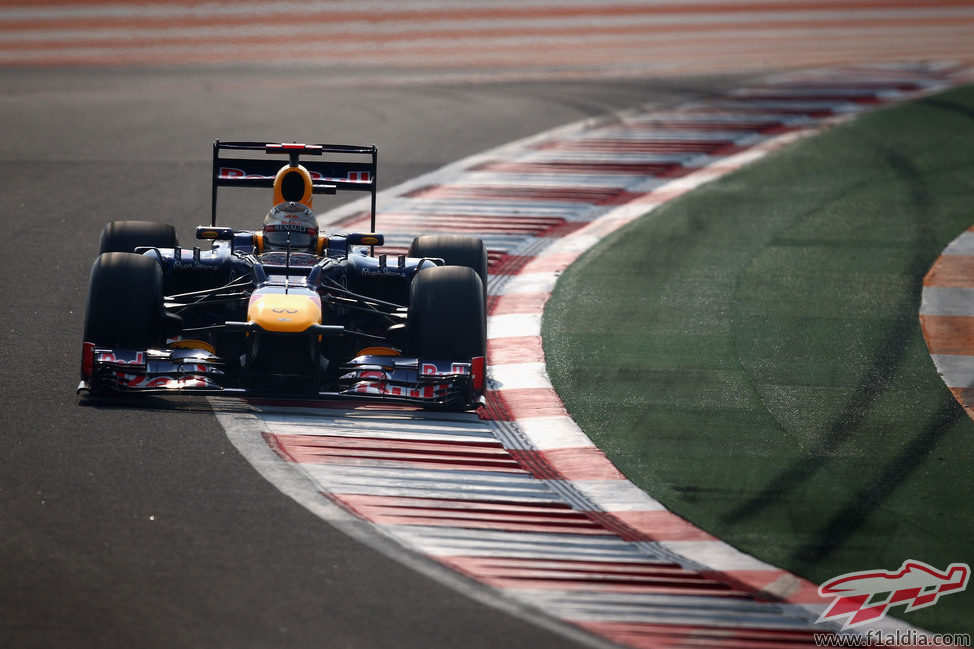 Sebastian Vettel con el DRS abierto durante la clasificación