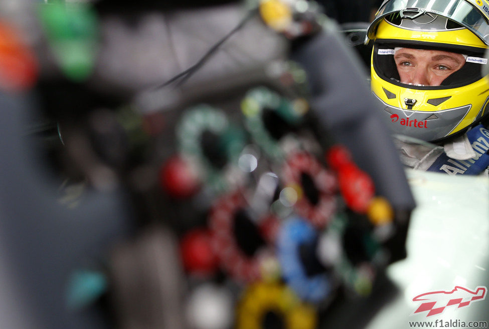 Nico Rosberg y el volante de su Mercedes W03