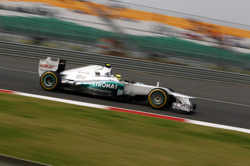 Nico Rosberg a bordo de su Mercedes en el circuito de India