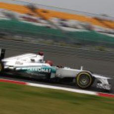 Michael Schumacher a bordo de su Mercedes W03 en India