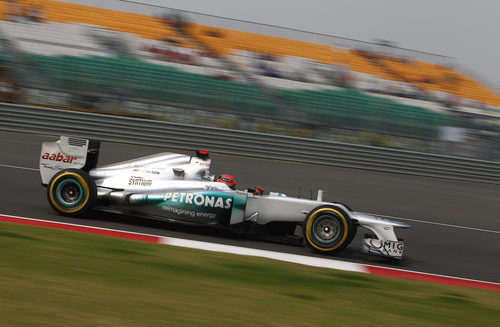 Michael Schumacher a bordo de su Mercedes W03 en India