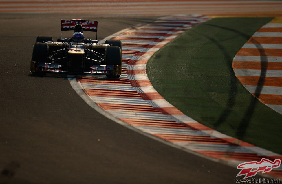 Daniel Ricciardo pilota en el Buddh International Circuit