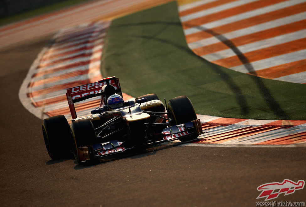 Daniel Ricciardo rueda a los mandos del STR7 en India
