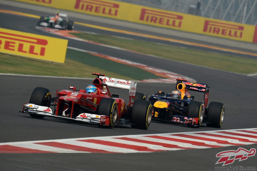 Sebastian Vettel persigue a Fernando Alonso