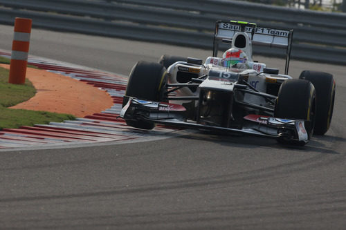 Sergio Pérez sale de una curva en clasificación