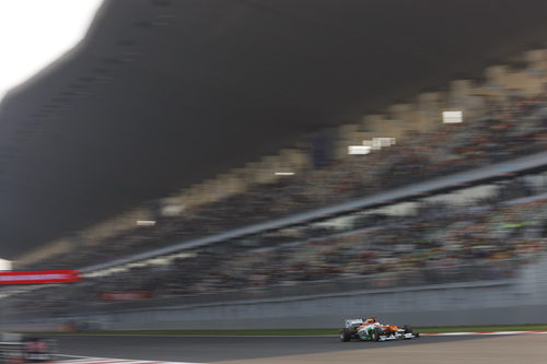 Paul di Resta pasa por la recta de Buddh