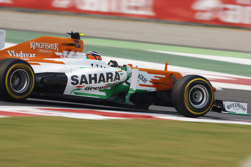 Nico Hülkenberg rueda en la carrera de casa de su equipo