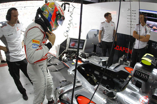 Lewis Hamilton se dispone a subirse al monoplaza