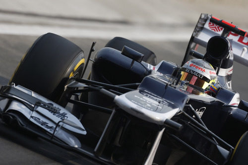 Primer plano de Pastor Maldonado con el FW34
