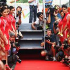 Pasillo de 'pit babes' en el GP de India 2012