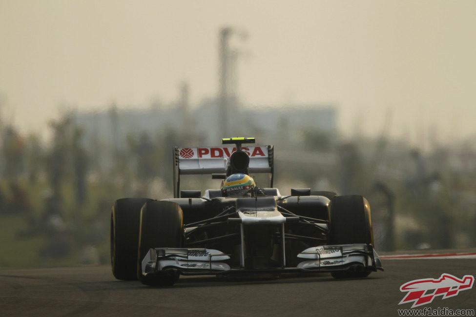 Bruno Senna disputa la clasificación del GP de India 2012