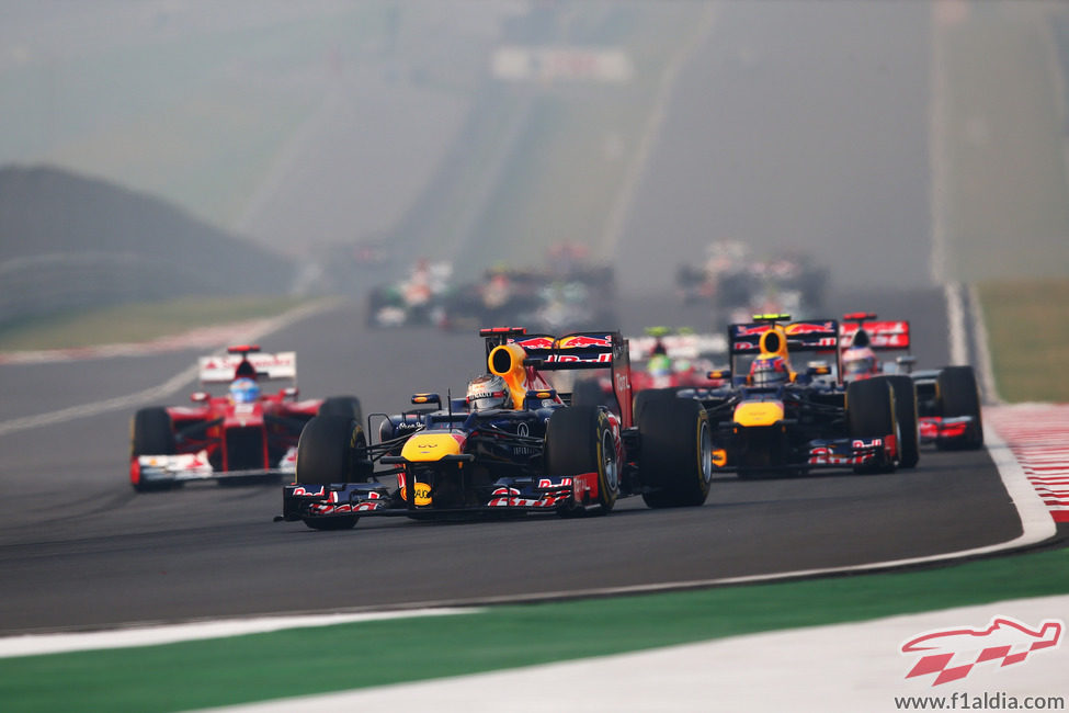 Sebastian Vettel al frente del pelotón en Nueva Delhi