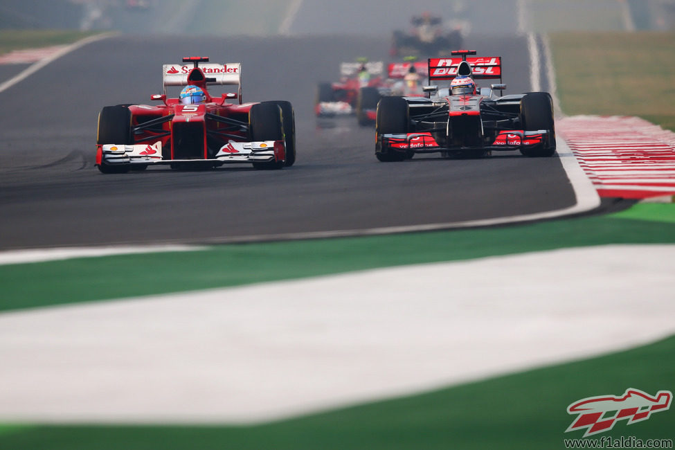 Alonso y Button ruedan en paralelo en la carrera de India