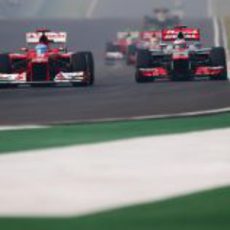 Alonso y Button ruedan en paralelo en la carrera de India