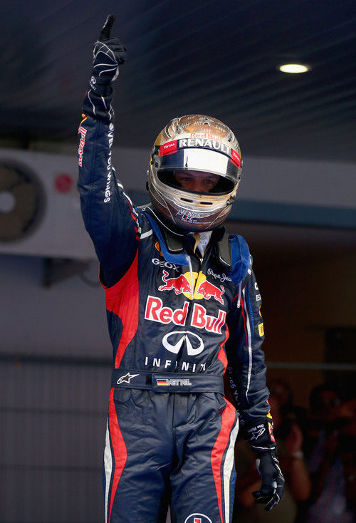 Vettel levanta su dedo a lo más alto tras ganar en India