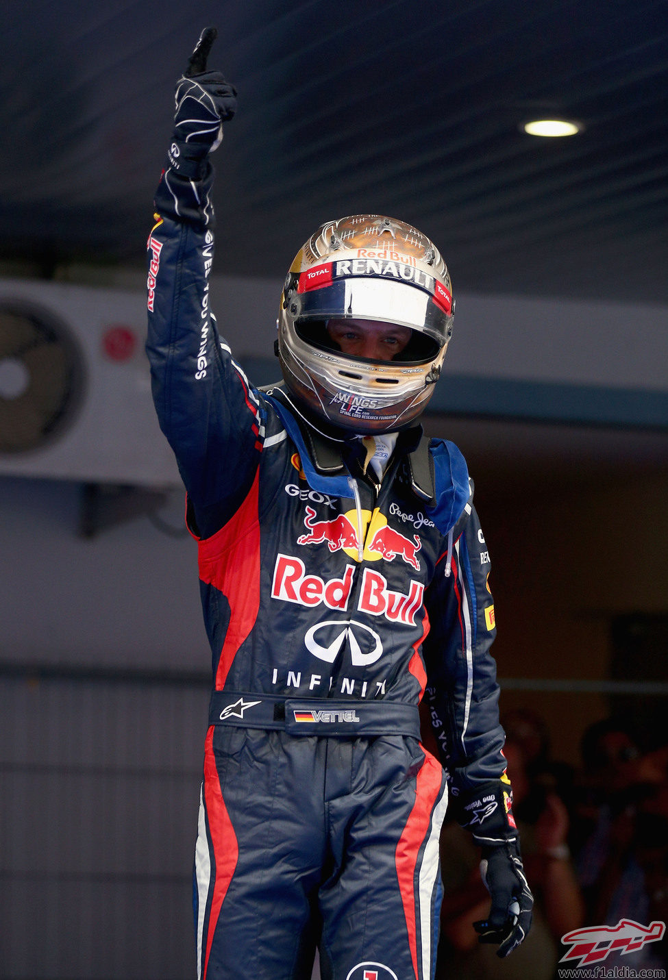 Vettel levanta su dedo a lo más alto tras ganar en India