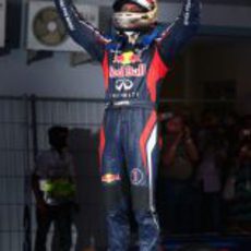 Vettel celebra su victoria en India encima de su monoplaza