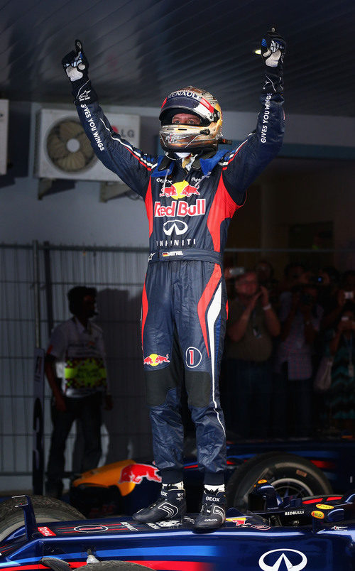 Vettel celebra su victoria en India encima de su monoplaza