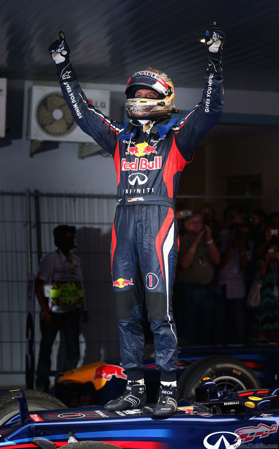 Vettel celebra su victoria en India encima de su monoplaza