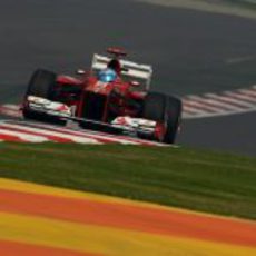 Fernando Alonso afronta una recta con el F2012