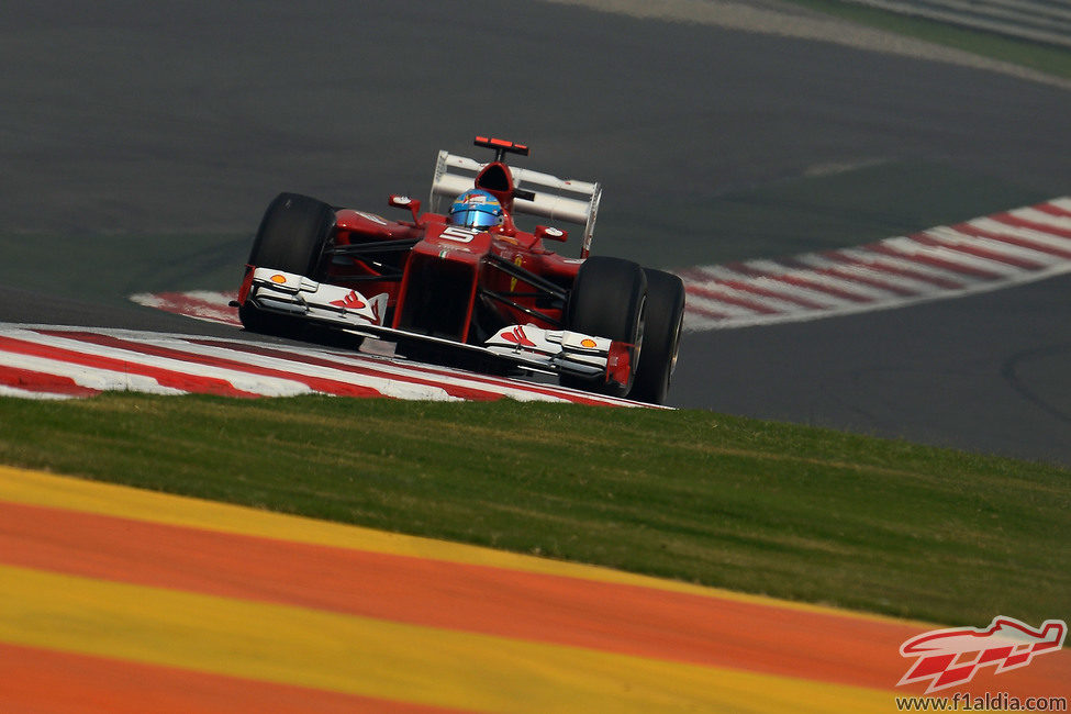 Fernando Alonso afronta una recta con el F2012