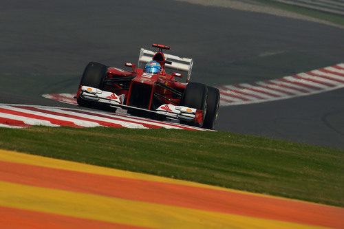Fernando Alonso afronta una recta con el F2012