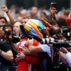 Fernando Alonso se funde en un abrazo con su equipo