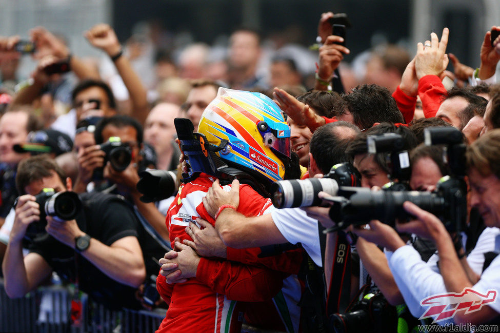 Fernando Alonso se funde en un abrazo con su equipo