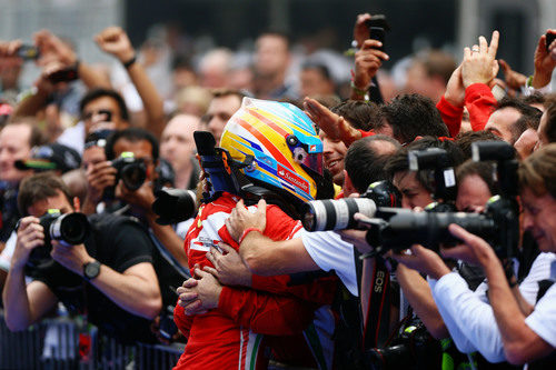 Fernando Alonso se funde en un abrazo con su equipo