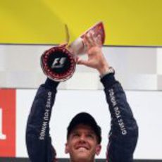 Sebastian Vettel levanta su trofeo de ganador en el GP de India 2012