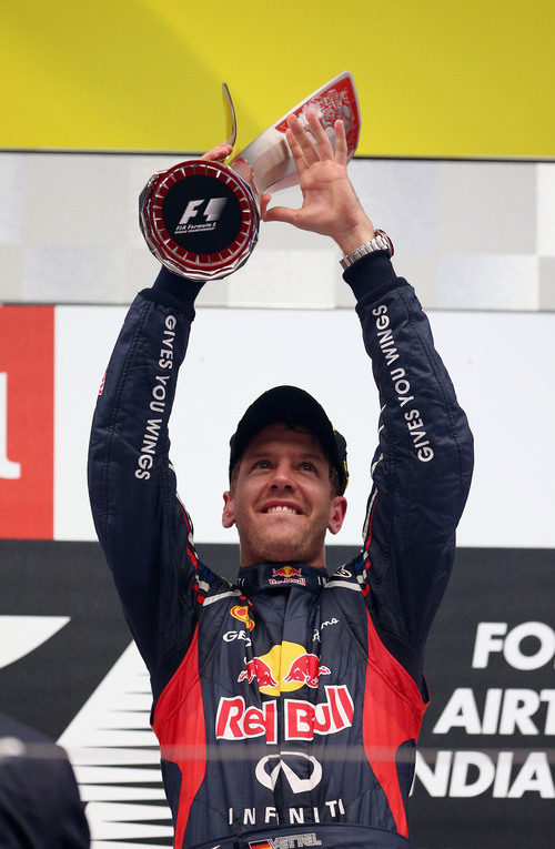 Sebastian Vettel levanta su trofeo de ganador en el GP de India 2012