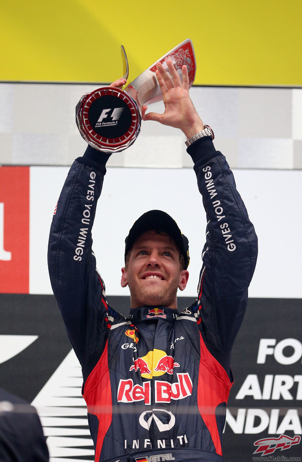 Sebastian Vettel levanta su trofeo de ganador en el GP de India 2012
