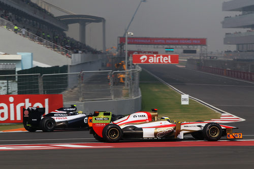 Pedro de la Rosa enfila boxes al lado de Bruno Senna