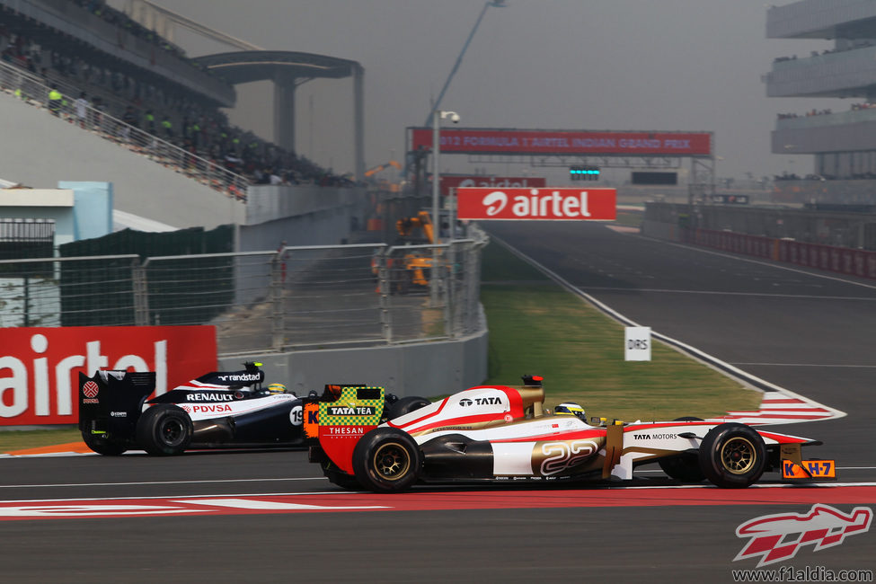 Pedro de la Rosa enfila boxes al lado de Bruno Senna