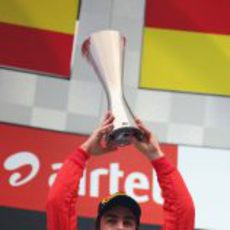 Fernando Alonso levanta su trofeo de segundo en el GP de India 2012