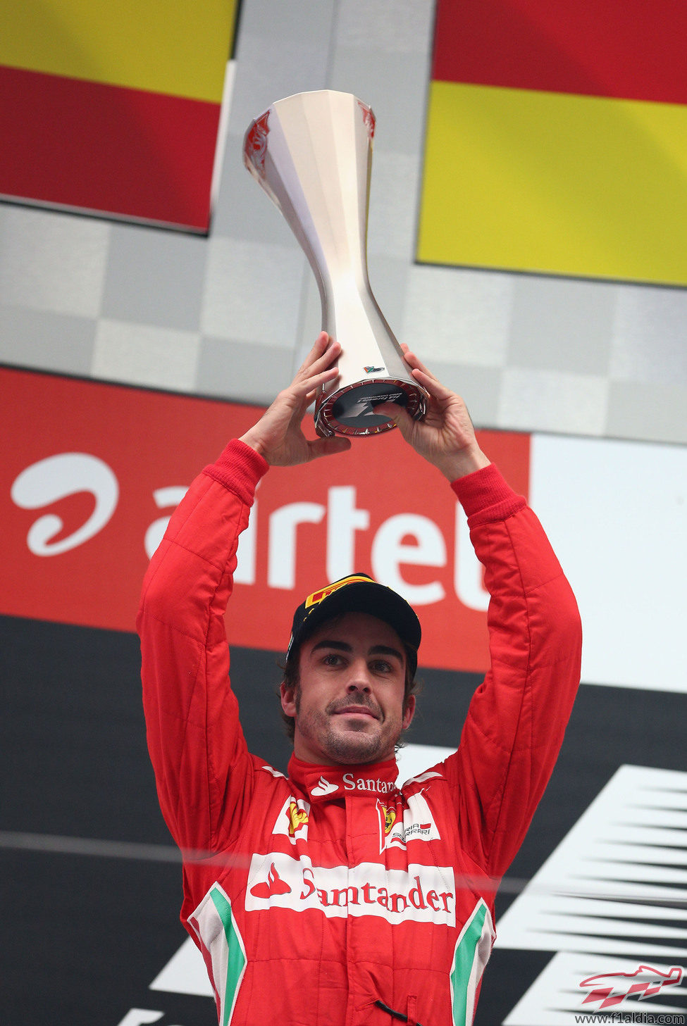 Fernando Alonso levanta su trofeo de segundo en el GP de India 2012