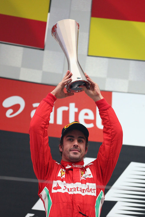 Fernando Alonso levanta su trofeo de segundo en el GP de India 2012