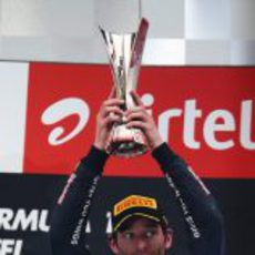 Mark Webber levanta su trofeo de tercero en el GP de India 2012