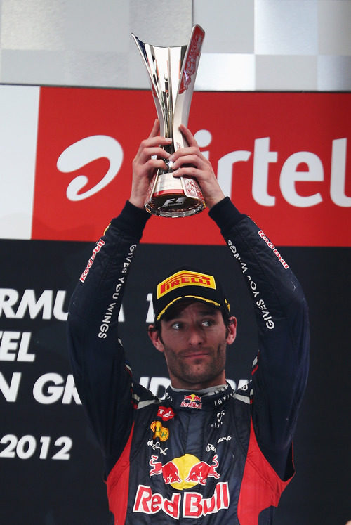 Mark Webber levanta su trofeo de tercero en el GP de India 2012