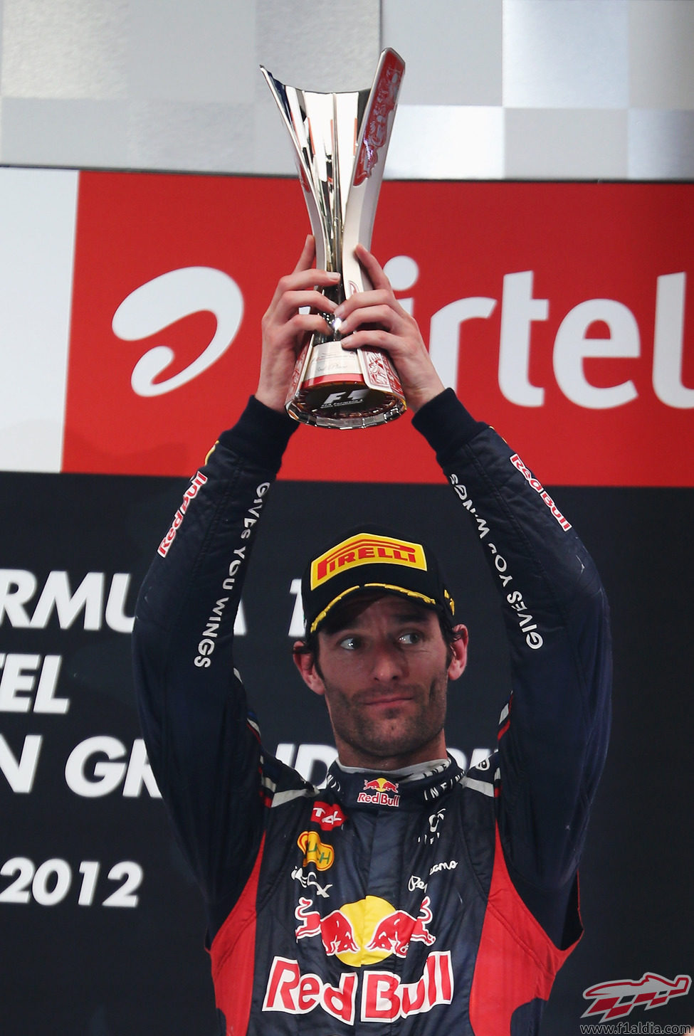 Mark Webber levanta su trofeo de tercero en el GP de India 2012