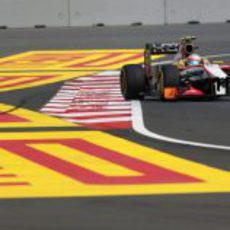 Narain Karthikeyan rueda en el Gran Premio de India