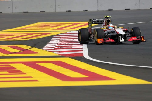 Narain Karthikeyan rueda en el Gran Premio de India