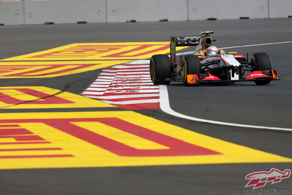 Narain Karthikeyan rueda en el Gran Premio de India