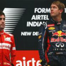 Fernando Alonso y Sebastian Vettel juntos en el podio del GP de India 2012