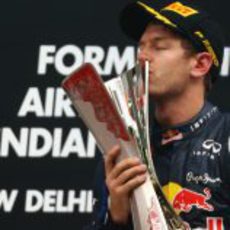 Sebastian Vettel beso su trofeo en Nueva Delhi