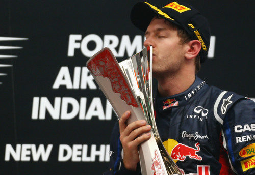 Sebastian Vettel beso su trofeo en Nueva Delhi