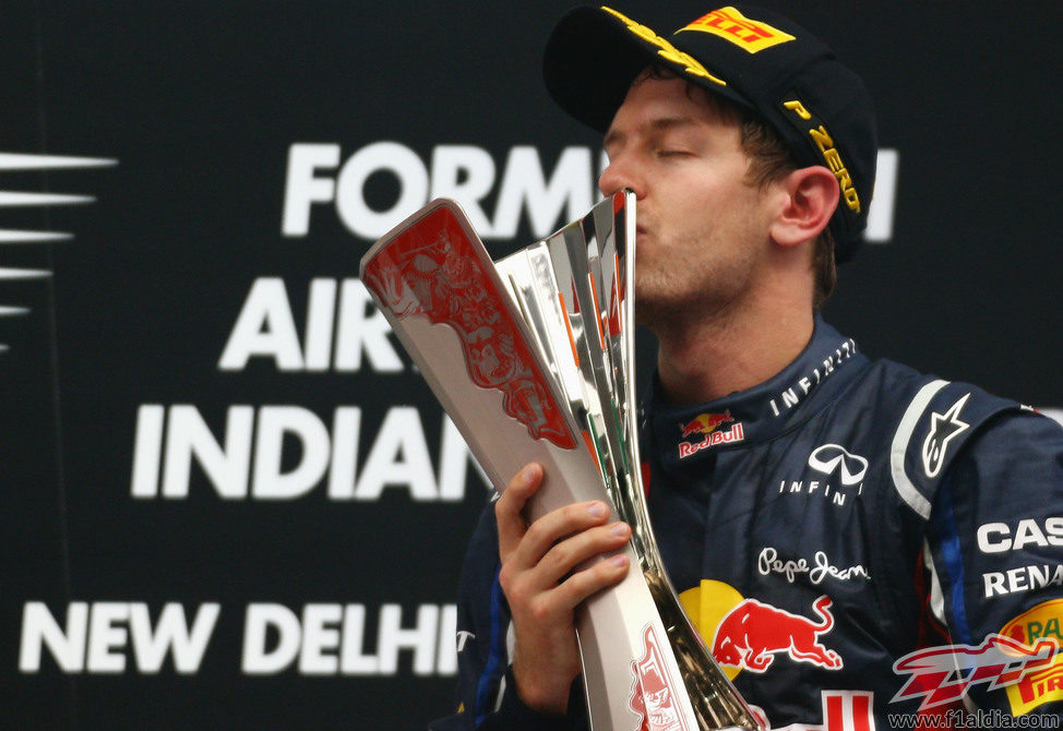 Sebastian Vettel beso su trofeo en Nueva Delhi