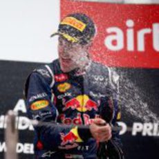 Sebastian Vettel se empapa de champán en el podio de India