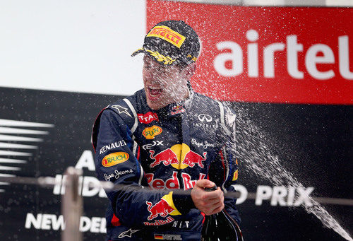 Sebastian Vettel se empapa de champán en el podio de India