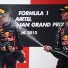 Mark Webber moja a Sebastian Vettel en el podio de India 2012